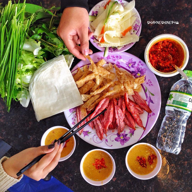 Suggest a daily eating schedule in Dalat