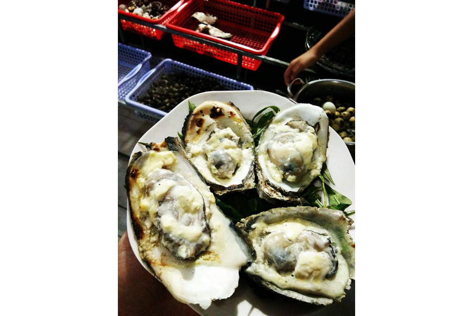 Grilled oysters Fat onions