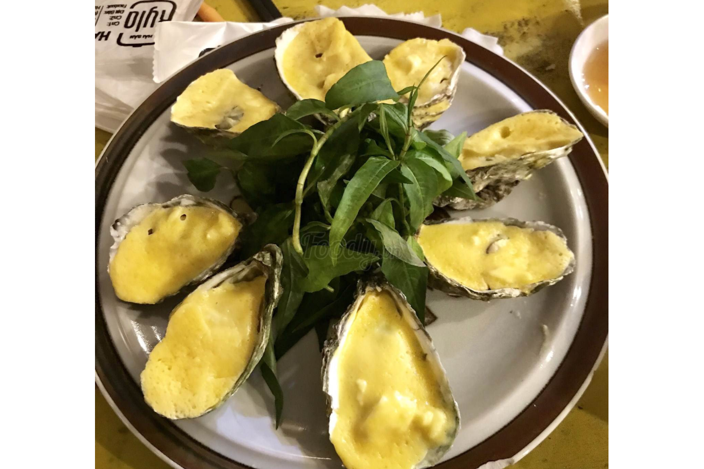  Grilled oysters with cheese