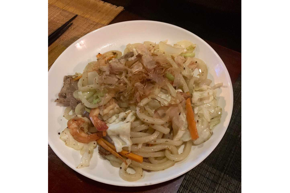  Seafood fried noodles