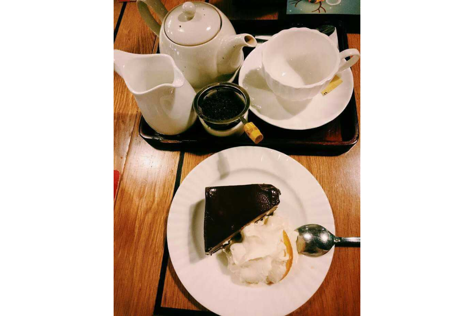  Hot Tea And Chocolate Cream Cake