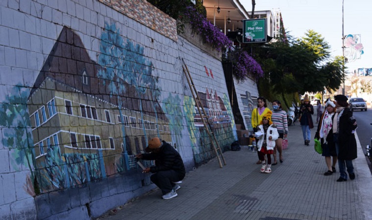 Refreshing the 'painting path' to the Flower Festival