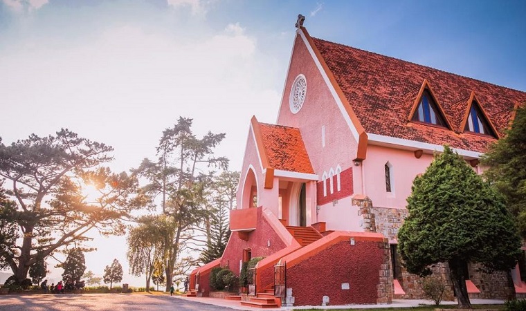 The church on the hill in Dalat attracts visitors thanks to the pink color