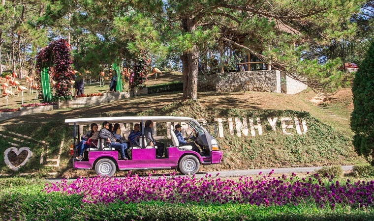 Bringing electric vehicles for sightseeing tours in Dalat