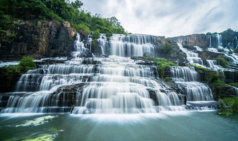 Nam Thien De Nhat Thac - Nam Thien De Nhat Thac được xem là một trong những thác nước đẹp nhất miền Tây Nguyên. Đây cũng là một trong những điểm tham quan nổi tiếng của Lam Đồng. Hãy cùng lắng nghe nhịp đập của dòng nước trên Nhất Thác, và cảm nhận khoái cảm tuyệt vời!