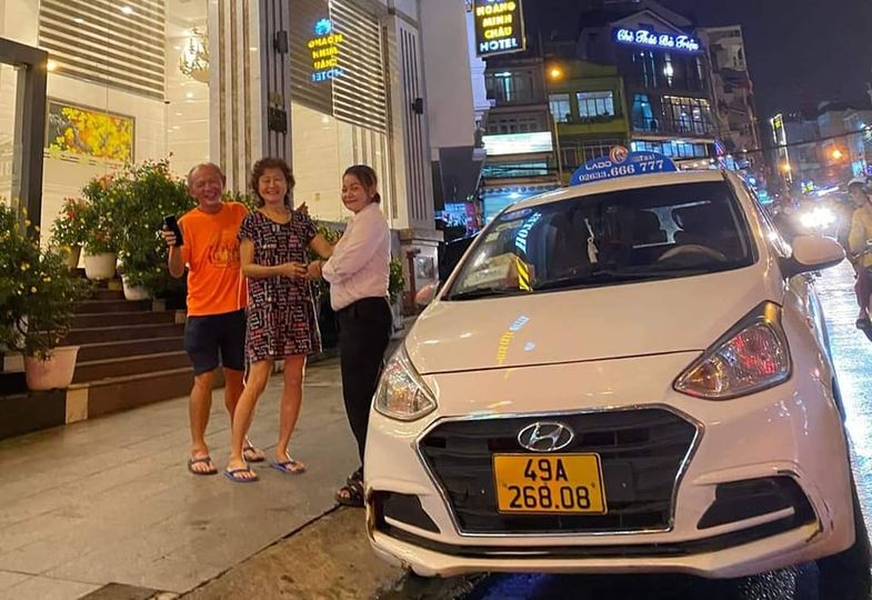 Nữ Taxi tìm người ngoại quốc quên điện thoại để trả lại