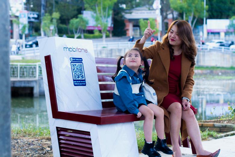 Độc đáo ghế công viên gắn loa truyền thanh thông minh tại Đà Lạt